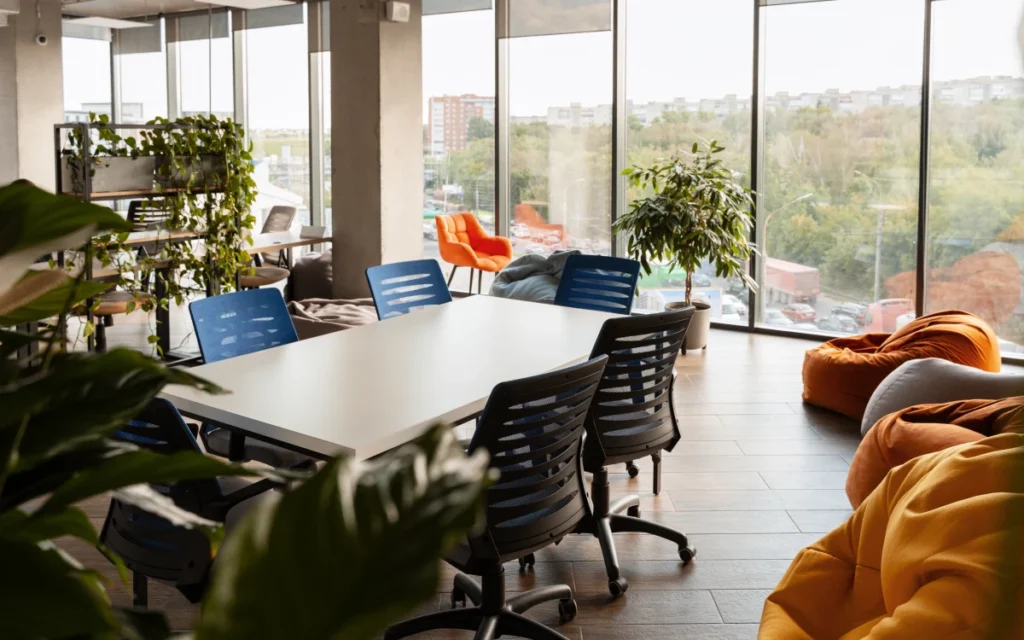 collaborative-office-design-table-and-bean-bags-photo