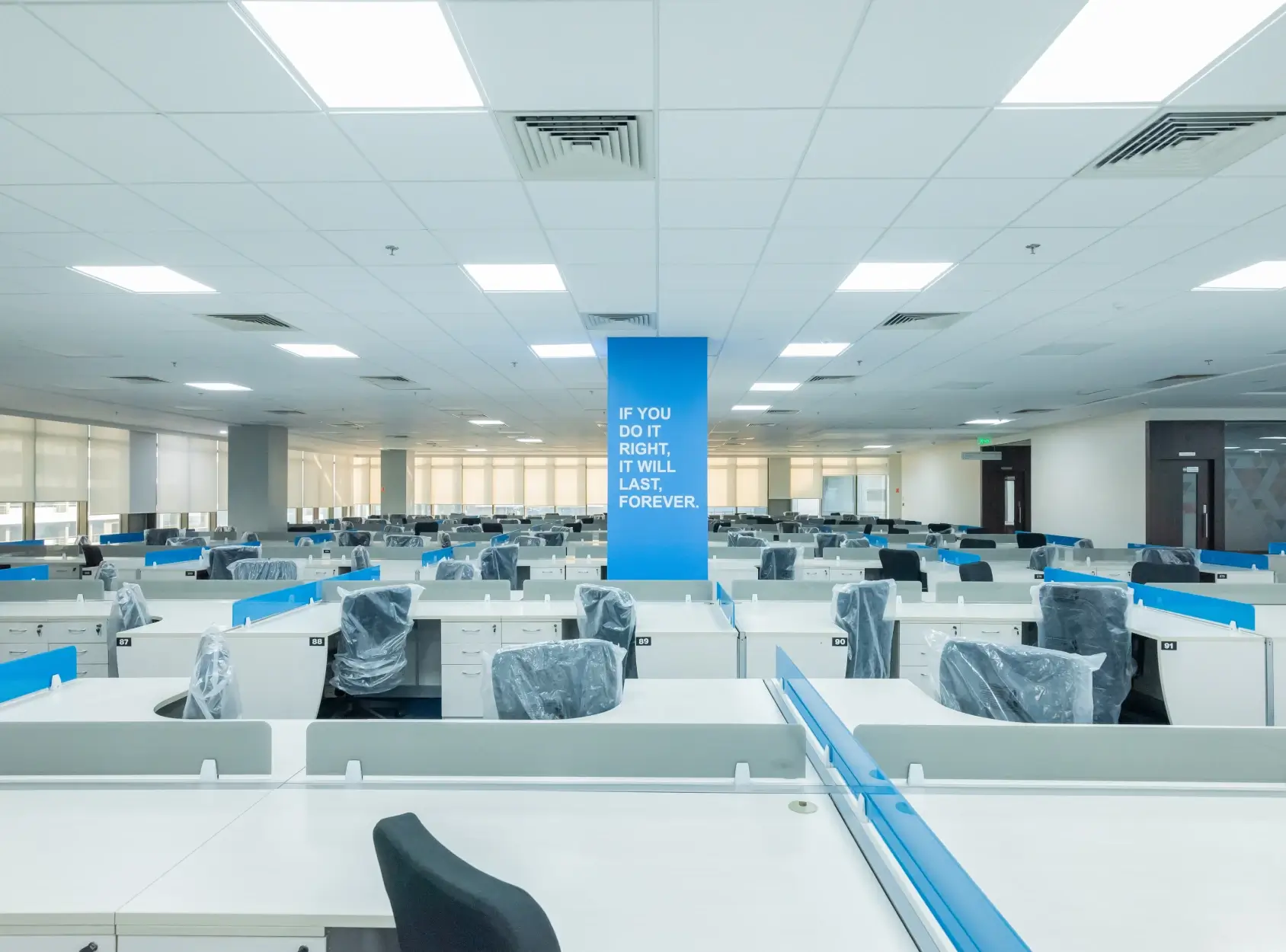 tcs-pune-office-interior-large-workstation-photo